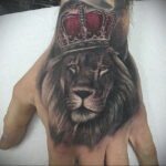 Татуировка лев на кулаке 06.12.2020 №008 -lion tattoo on fist- tatufoto.com