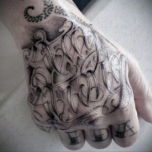 Фото тату: сложный декоративный узор, выполненный в технике лайнаворк на руке. Элегантный и изящный рисунок татуировки.