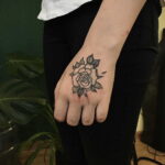 Татуировка роза на кулаке 06.12.2020 №038 -lion tattoo on fist- tatufoto.com