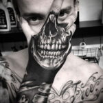 Татуировка череп на кулаке 06.12.2020 №004 -skull tattoo on fist- tatufoto.com