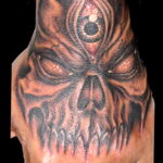 Татуировка череп на кулаке 06.12.2020 №013 -skull tattoo on fist- tatufoto.com