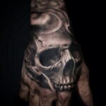 Татуировка череп на кулаке 06.12.2020 №019 -skull tattoo on fist- tatufoto.com