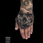 Татуировка череп на кулаке 06.12.2020 №022 -skull tattoo on fist- tatufoto.com