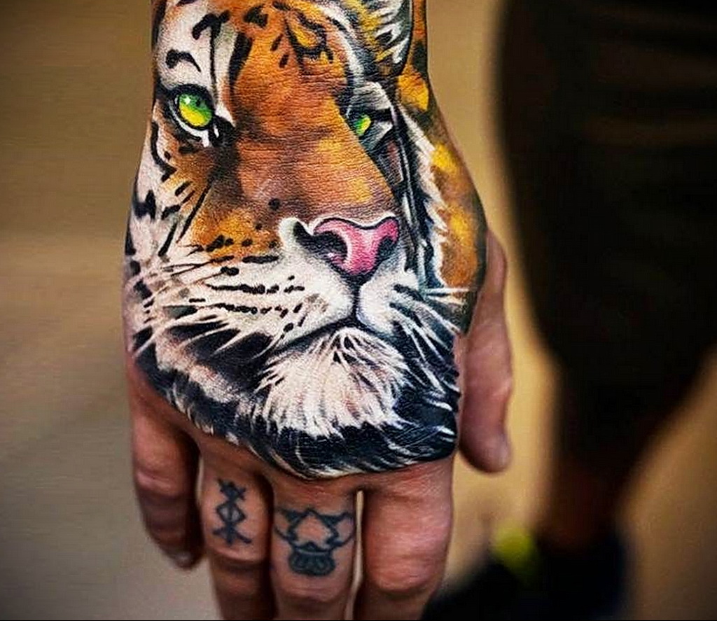 Тату тигр цветной на руке