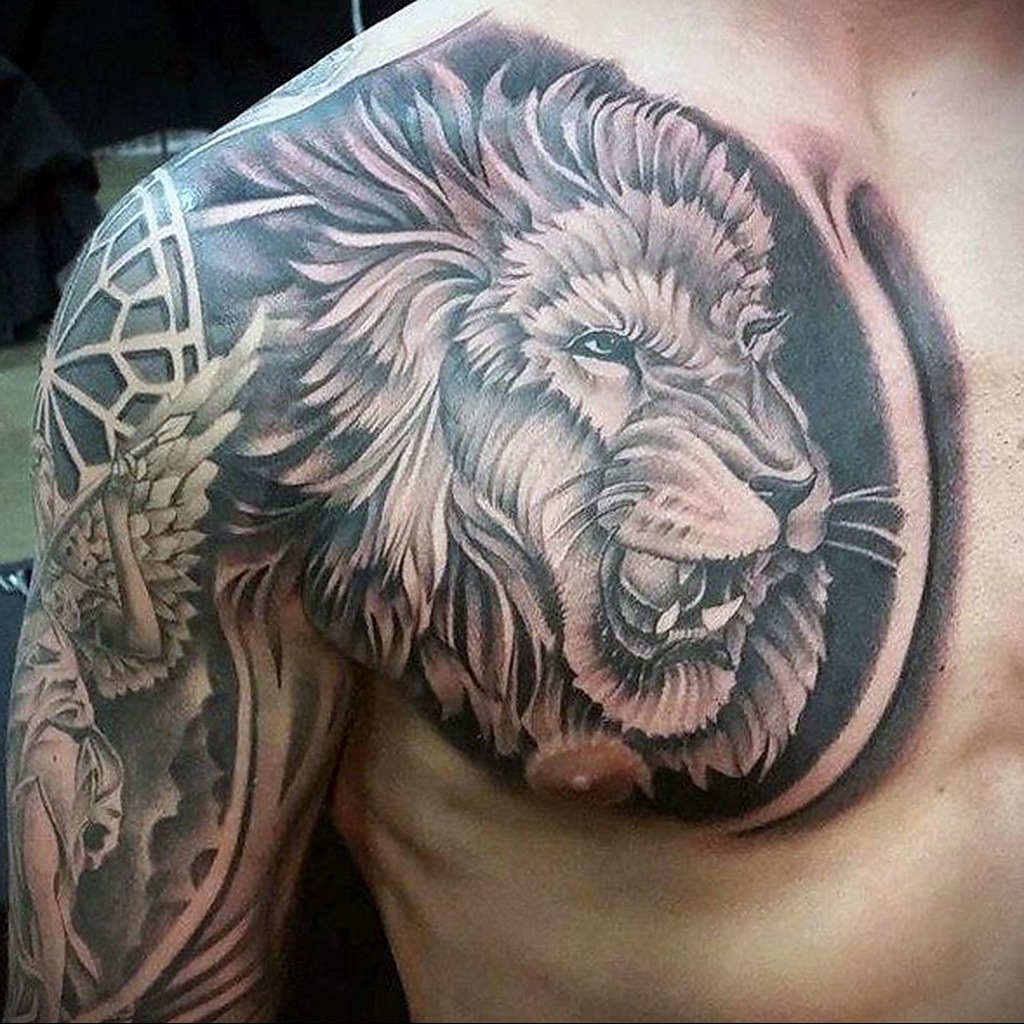 Татуировки со львом с руки на грудь