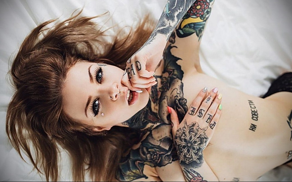 Фото девушки с татуировками 24.01.2021 № 0403 - girl with tattoo - tatufoto...