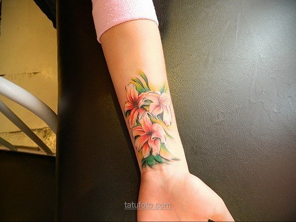 Татуировка на запястье для девушек цветная