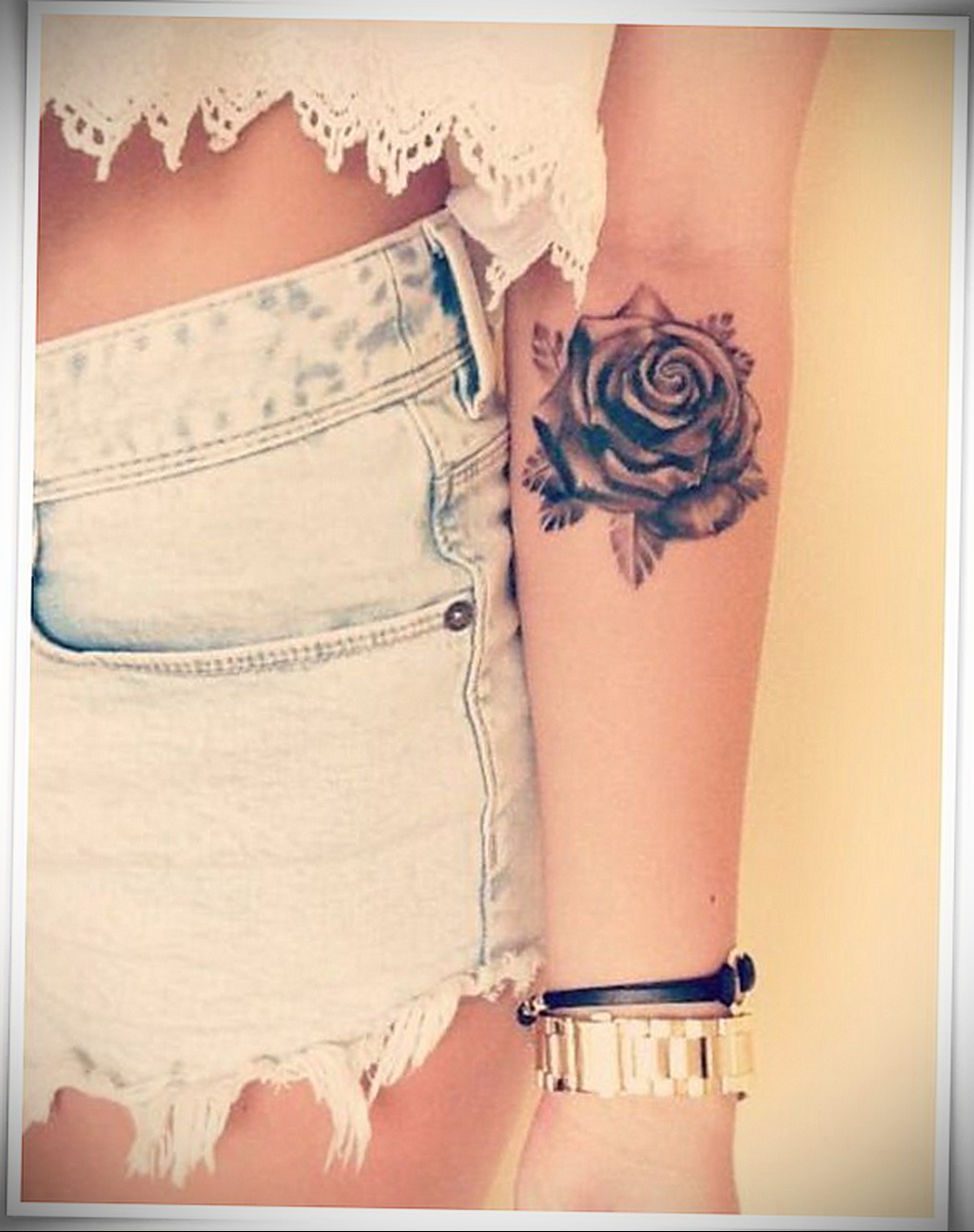 Рука на ляшке. Татуировки для девушек. Красивые тату для девушек. Модные тату для девушек. Татуировки для девушек на руке.