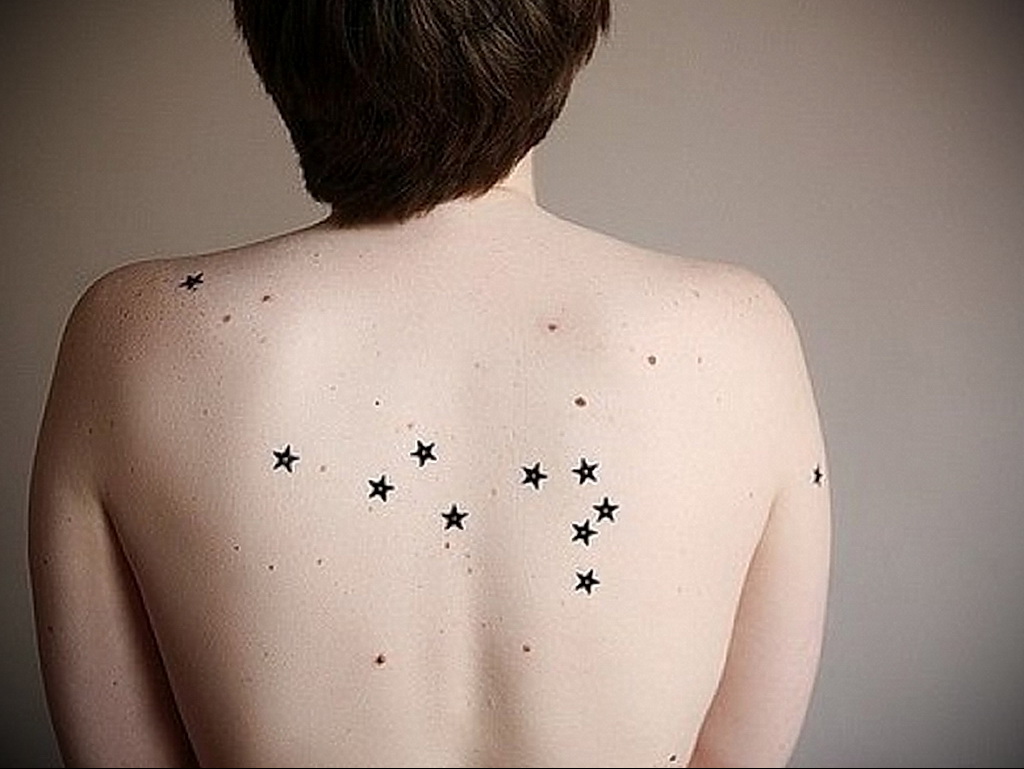 Татуировка звезда на спине