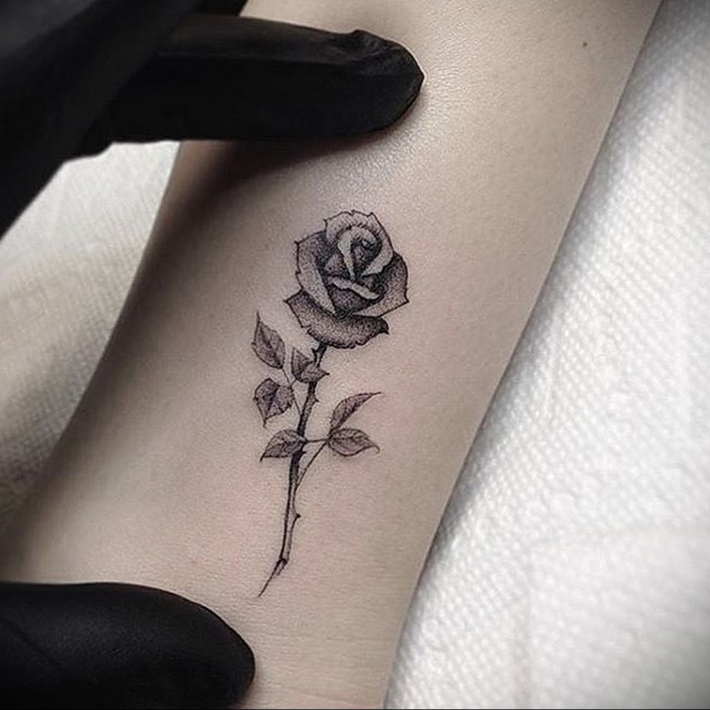 Татуировка розы у девушки