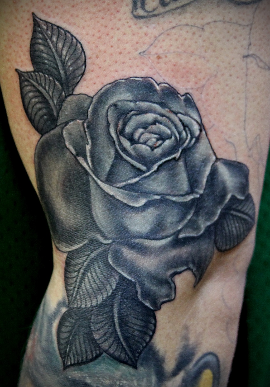 Фото тату с черной розой 25.01.2021 № 0026 - black rose tattoo - tatufoto.....