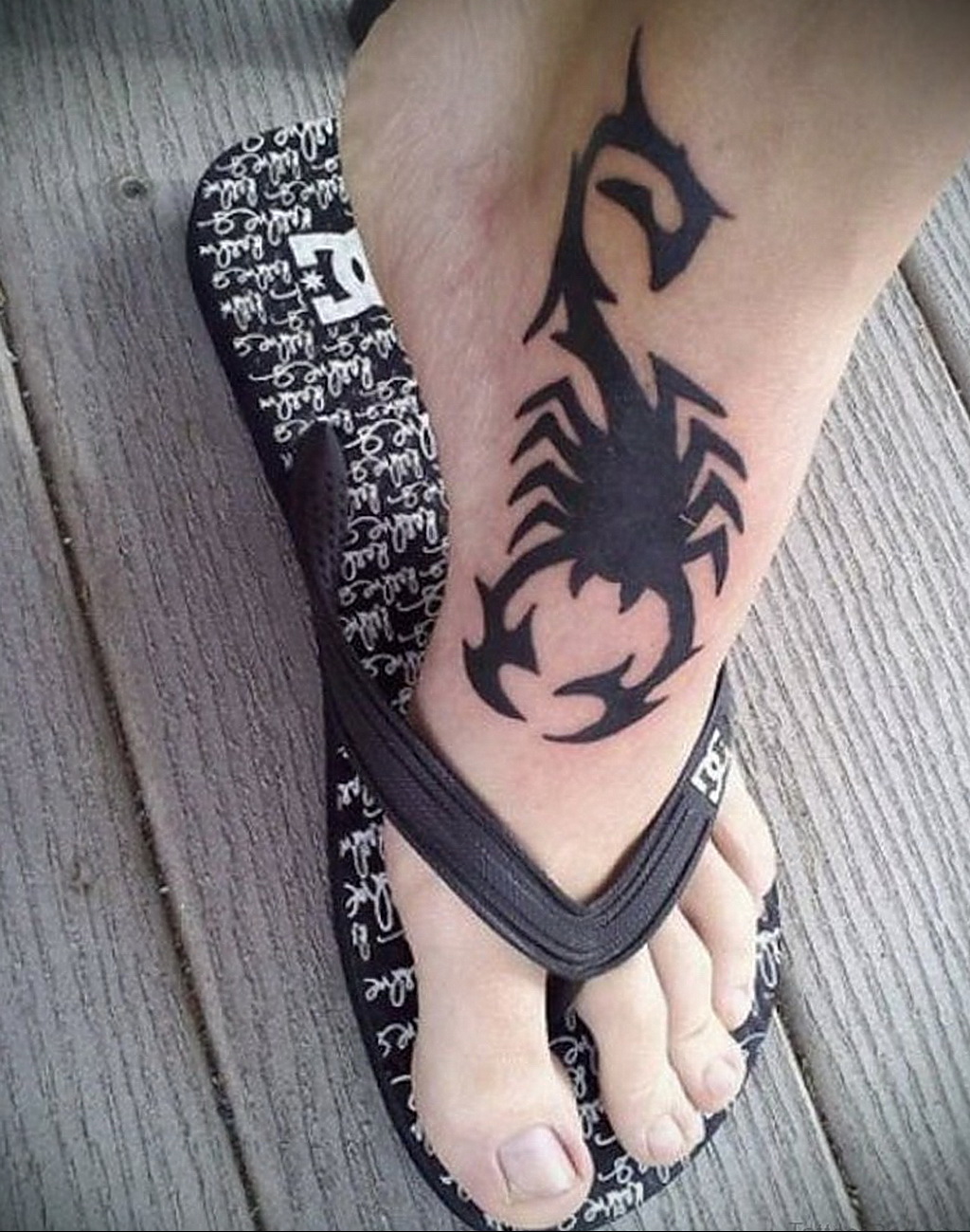Фото тату черный скорпион 16.01.2021 № 0015 -black scorpion tattoo- tatufot...