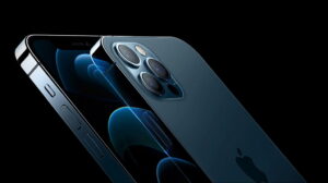 Крупный план смартфона iPhone 12 в синем цвете на черном фоне. Акцент на камере и дизайне.
