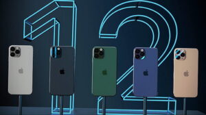 Фотография смартфонов iPhone 12 в различных цветах на фоне неоновых контуров цифры 12.