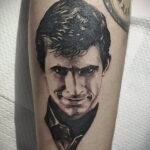 Норман Бейтс – фото тату 13.01.2021 №0011 -Norman Bates tattoo- tatufoto.com