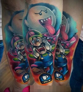 Фото тату: красочная татуировка на руке с изображением Марио из Super Mario и Бузера, атакующего его. Реалистичный стиль, яркие цвета, высокая детализация.