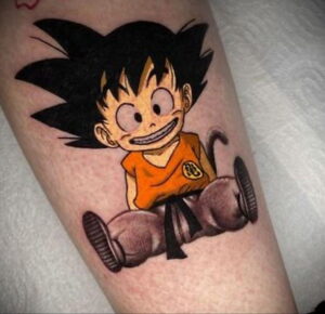 Фото тату на ноге с изображением персонажа аниме Гоку из Dragon Ball. Яркие цвета и детализированный рисунок.