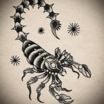 Эскиз татуировки скорпиона в стиле олд скул. Черно-белый рисунок с тонкими линиями и традиционными элементами.