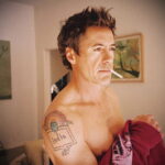 Тату Роберта Дауни про ребенка - Robert Downey's baby tattoo 1