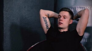 Фото татуировки надписи на руке. Надпись выполнена черным цветом и имеет стильный и лаконичный дизайн.