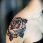 Тату в стиле реализм на плече 02.01.2021 №061 -realism tattoo on shoulder- tatufoto.com