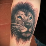 Тату в стиле реализм со львом 02.01.2021 №104 -lion tattoo realism- tatufoto.com