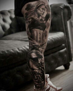 Фото тату на бедре с изображением сексуальной девушки и черепа. Реалистичный стиль с детальной проработкой и темными тонами.