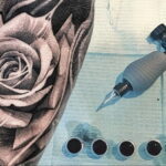 Фото тату реалистичного изображения розы на предплечье, с детальной проработкой лепестков и теней, рядом с тату-машинками и красками.