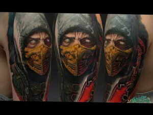 Фото тату Скорпиона из Mortal Kombat на спине. Детализированный рисунок с яркими красными акцентами и реалистичной проработкой маски и капюшона.