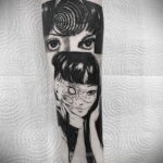 Фото тату на руке, изображающее лицо девушки с гипнотическим спиральным узором в волосах и выразительными глазами, смотрящими в разные стороны. Детализированный черно-белый рисунок татуировки.