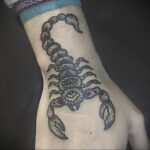 Фото Тату скорпион на запястье 16.01.2021 №0007 -scorpion tattoo on wrist- tatufoto.com