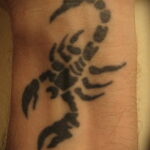 Фото Тату скорпион на запястье 16.01.2021 №0022 -scorpion tattoo on wrist- tatufoto.com