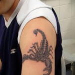 Фото Тату скорпион на плече 16.01.2021 №0060 -scorpion tattoo on shoulder- tatufoto.com