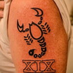 Фото Тату скорпион на плече 16.01.2021 №0069 -scorpion tattoo on shoulder- tatufoto.com