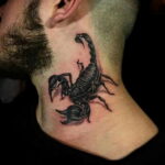 Фото Тату скорпион на шее 16.01.2021 №0014 -scorpion tattoo on neck- tatufoto.com