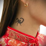 Фото Тату скорпион на шее 16.01.2021 №0032 -scorpion tattoo on neck- tatufoto.com