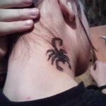 Фото Тату скорпион на шее 16.01.2021 №0034 -scorpion tattoo on neck- tatufoto.com
