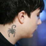 Фото Тату скорпион на шее 16.01.2021 №0053 -scorpion tattoo on neck- tatufoto.com