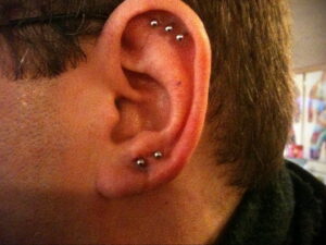 Фото Хрящевой пирсинг 29.01.2021 №0230 - Cartilage piercing - tatufoto.com