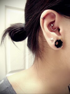 Фото Хрящевой пирсинг 29.01.2021 №0233 - Cartilage piercing - tatufoto.com