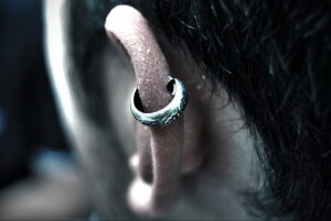Фото Хрящевой пирсинг 29.01.2021 №0236 - Cartilage piercing - tatufoto.com
