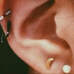 Фото Хрящевой пирсинг 29.01.2021 №0377 - Cartilage piercing - tatufoto.com