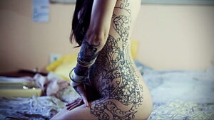 Фото девушки с татуировками 24.01.2021 №0039 - girl with tattoo - tatufoto.com