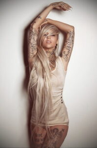 Фото девушки с татуировками 24.01.2021 №0040 - girl with tattoo - tatufoto.com