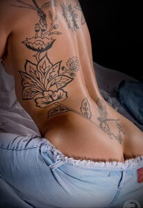 Фото девушки с татуировками 24.01.2021 №0149 - girl with tattoo - tatufoto.com