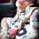 Фото татуировок на теле девушки: яркие и красочные рисунки в стиле Old School и традиционной татуировки. Идеи для полноразмерных татуировок.