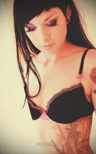 Фото женского цветного рисунка тату 09.01.2021 №1190 -color female tattoo- tatufoto.com