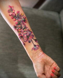 Фото женского цветного рисунка тату 09.01.2021 №1453 -color female tattoo- tatufoto.com