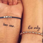 Фото тату: парные татуировки на запястьях с надписями "her one" и "his only". Минималистичный и романтичный дизайн.
