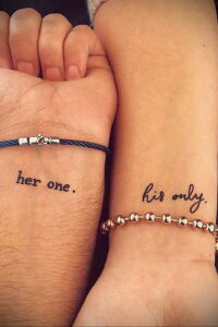 Фото тату: парные татуировки на запястьях с надписями "her one" и "his only". Минималистичный и романтичный дизайн.